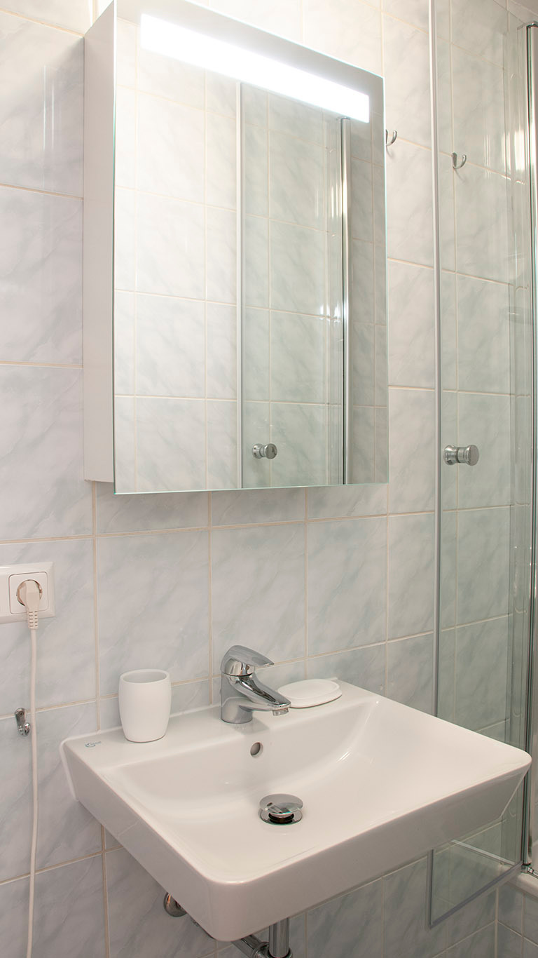 Bathroom, washstand+mirror cabinet | © Sleep-Inn