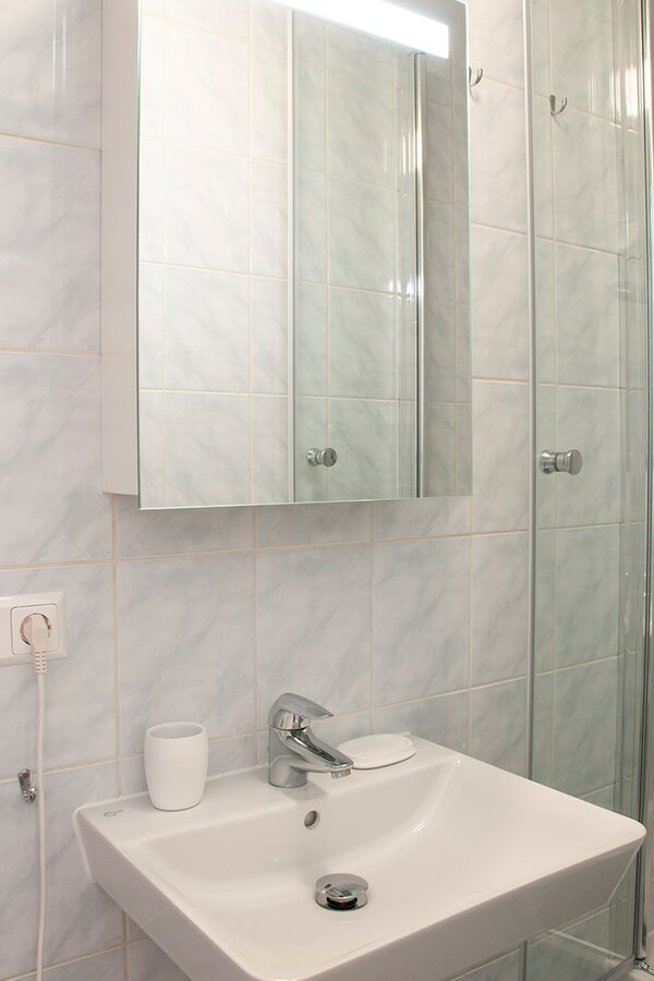 Bathroom, washstand+mirror cabinet | © Sleep-Inn