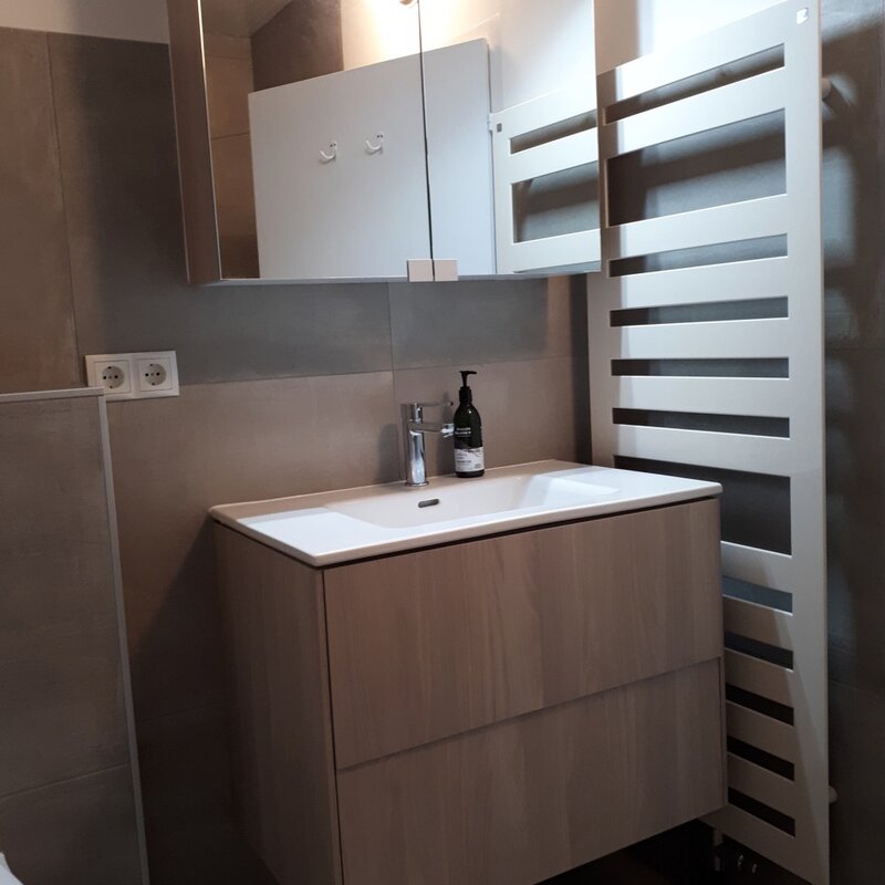 Washbasin with towel warmer