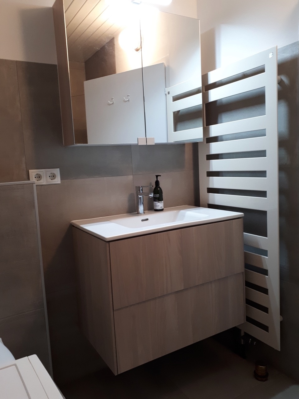 Washbasin with towel warmer