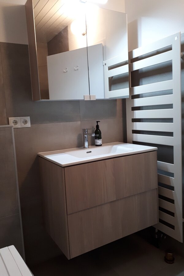 Washbasin with towel warmer