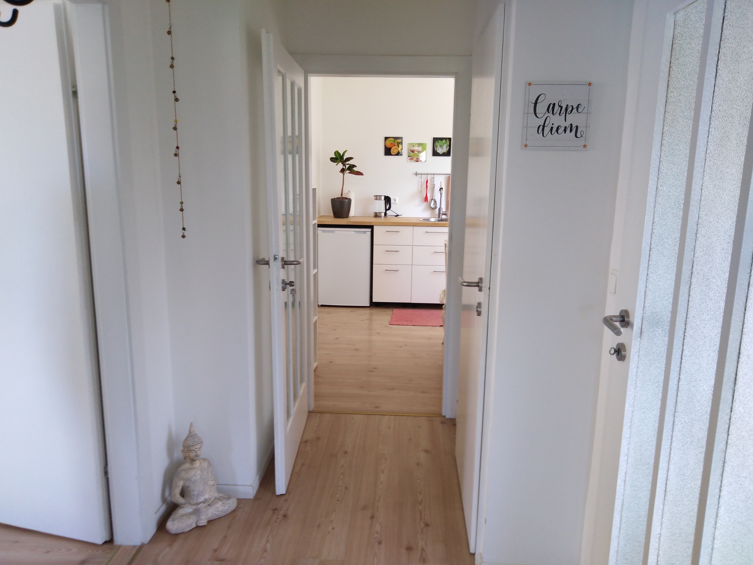 Flur mit Blick in die Küche