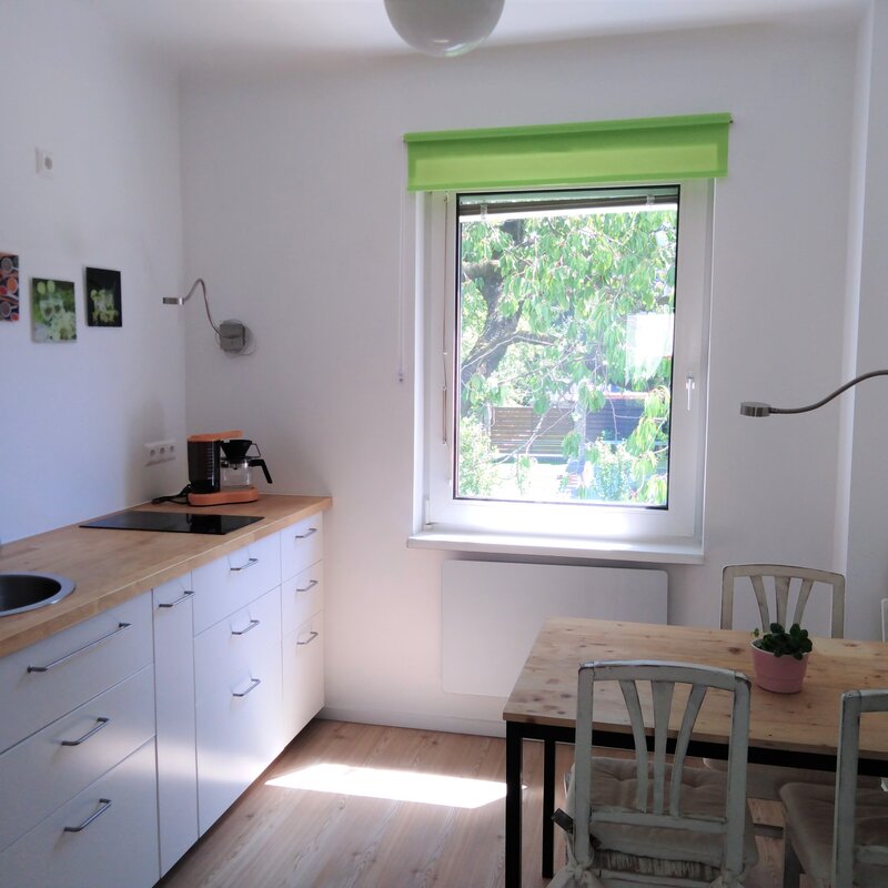 Küche mit Fenster in den Garten