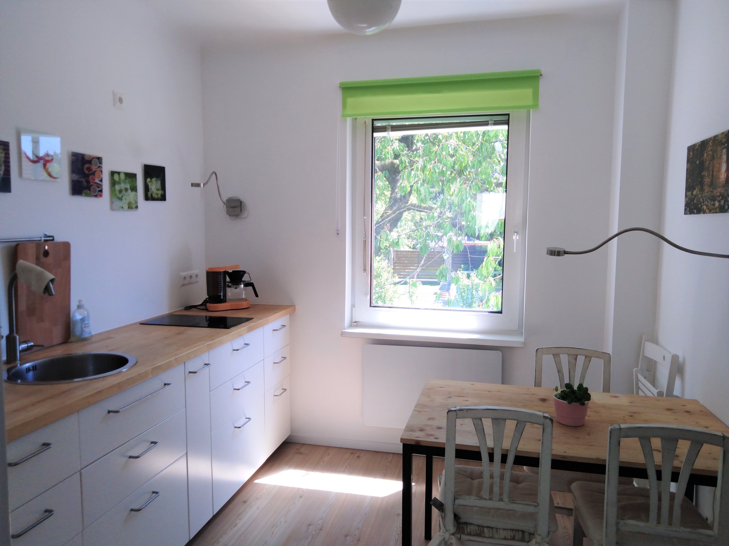 Küche mit Fenster in den Garten