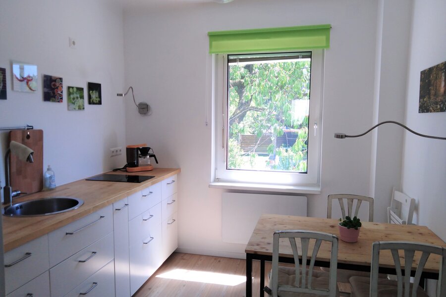 Küche mit Fenster in den Garten