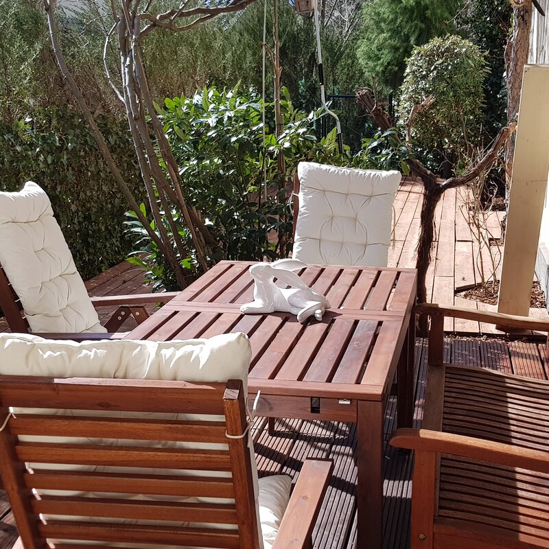 Gemütlicher Sitzplatz auf der sonnigen Terrasse