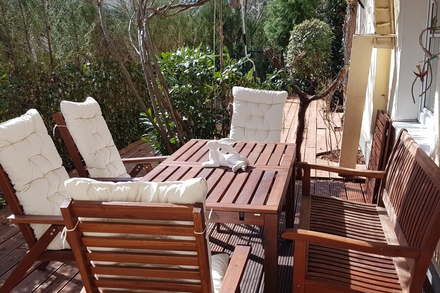 Gemütlicher Sitzplatz auf der sonnigen Terrasse