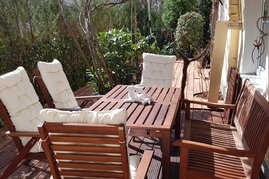 Gemütlicher Sitzplatz auf der sonnigen Terrasse