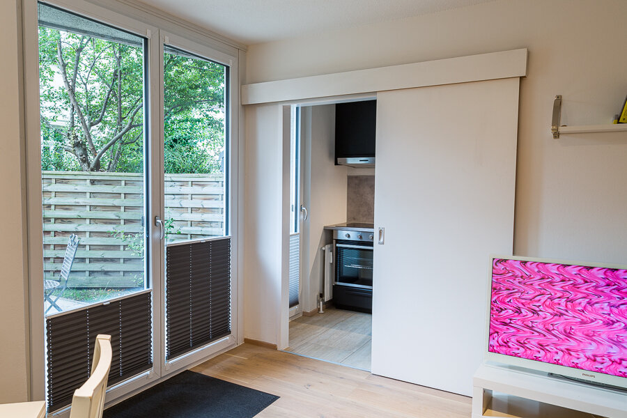 View into the kitchen and the garden | © BenRan