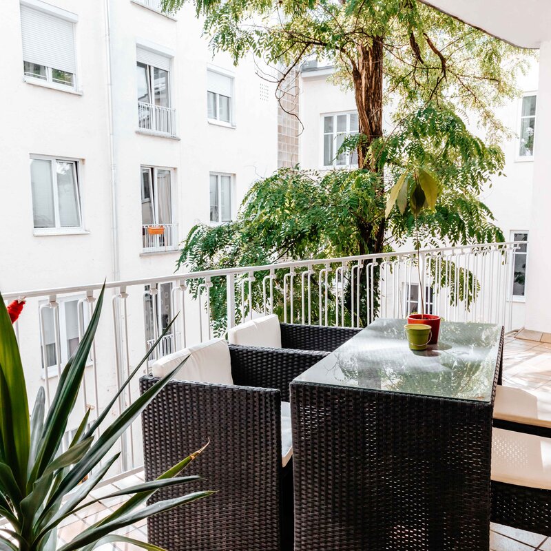 Genießen Sie die schönen Sommertage am ruhigen Balkon mit Blick in den Innenhof.