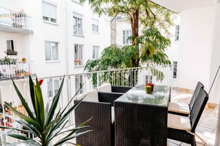 Genießen Sie die schönen Sommertage am ruhigen Balkon mit Blick in den Innenhof.