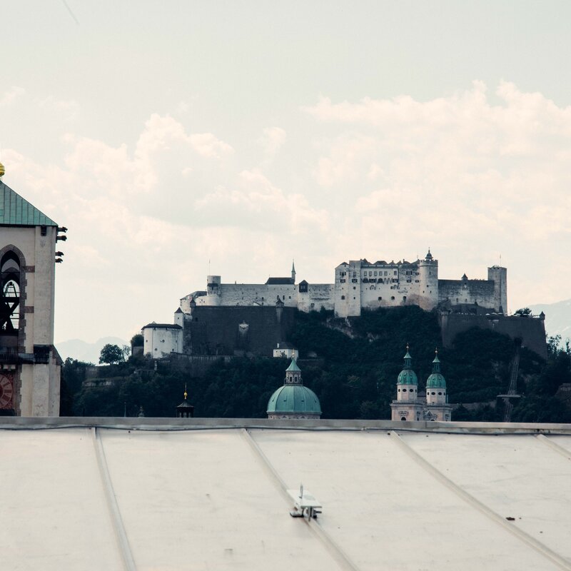 Genießen Sie einen Blick über die Dächer von Salzburg.