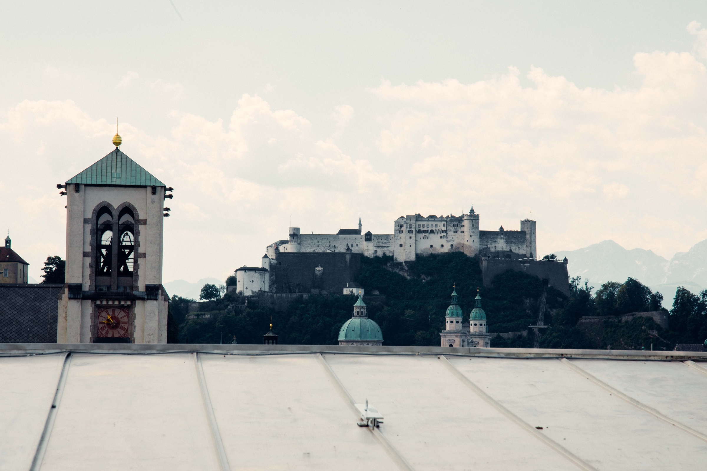 Genießen Sie einen Blick über die Dächer von Salzburg.