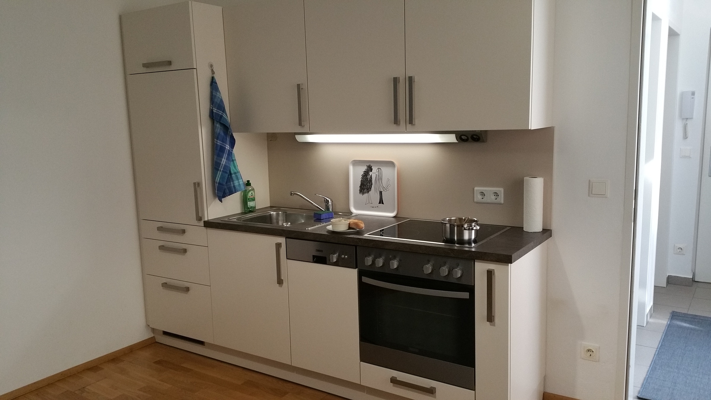 Kitchen unit with dishwasher, refrigerator, stove and oven