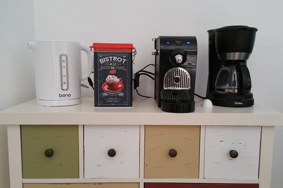 Coffee corner with filter and capsule machine and water boiler
