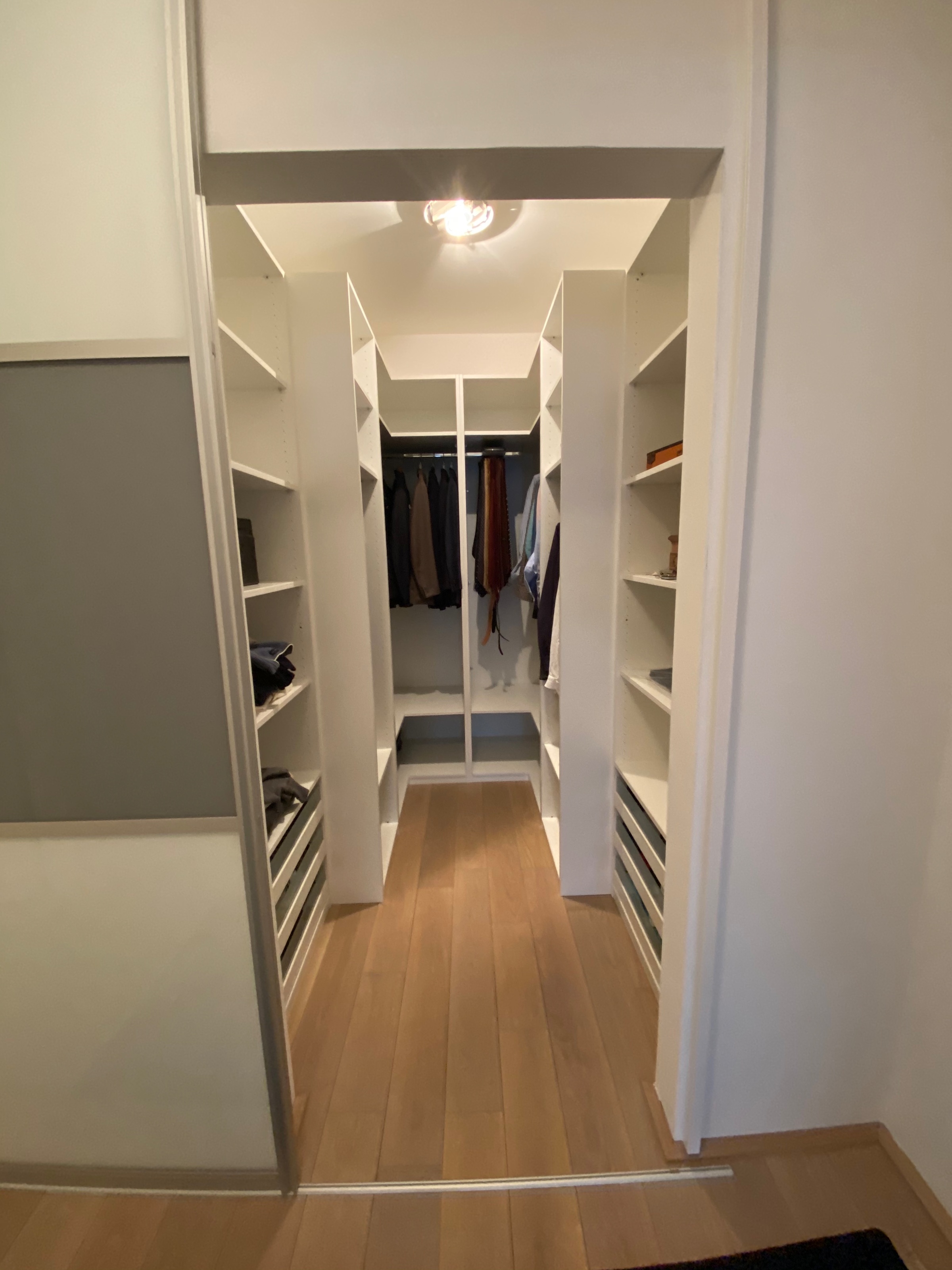 Begehbarer Kleiderschrank
