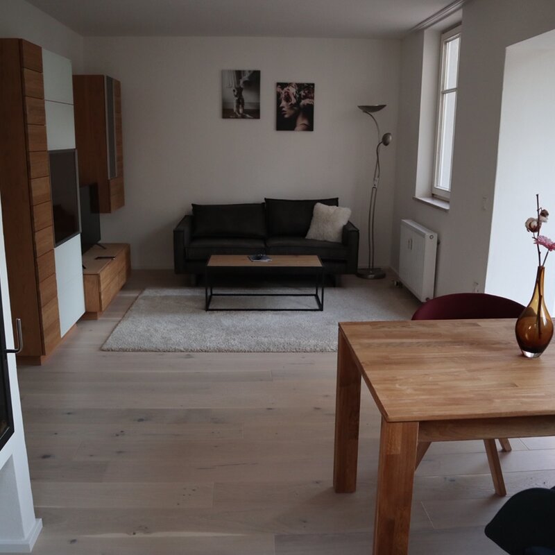 Neu gestaltetes Wohnzimmer mit Kamin