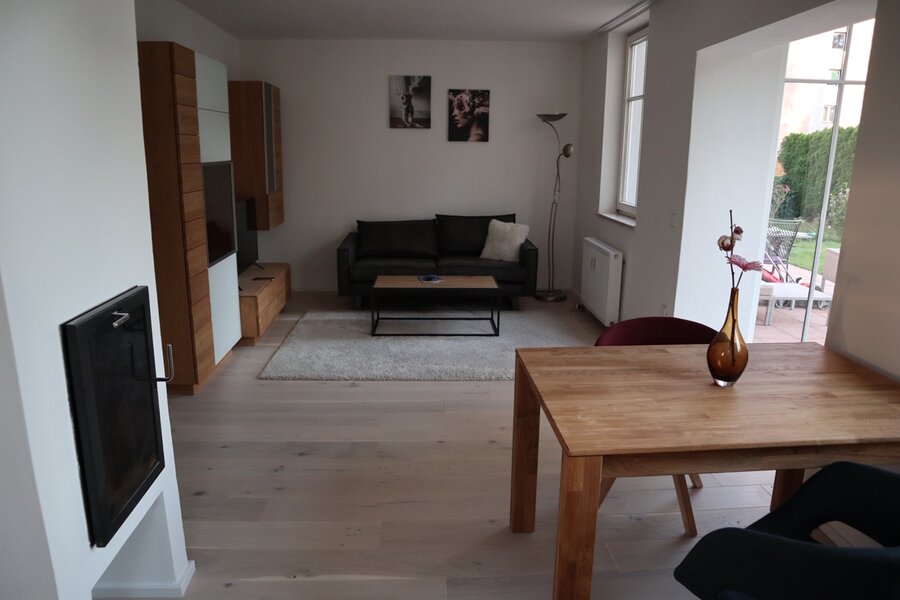 Neu gestaltetes Wohnzimmer mit Kamin