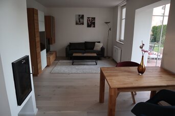 Neu gestaltetes Wohnzimmer mit Kamin