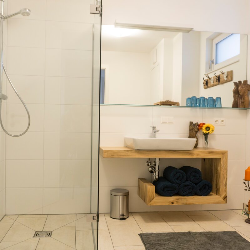 mit Regen-Dusche und Waschbecken