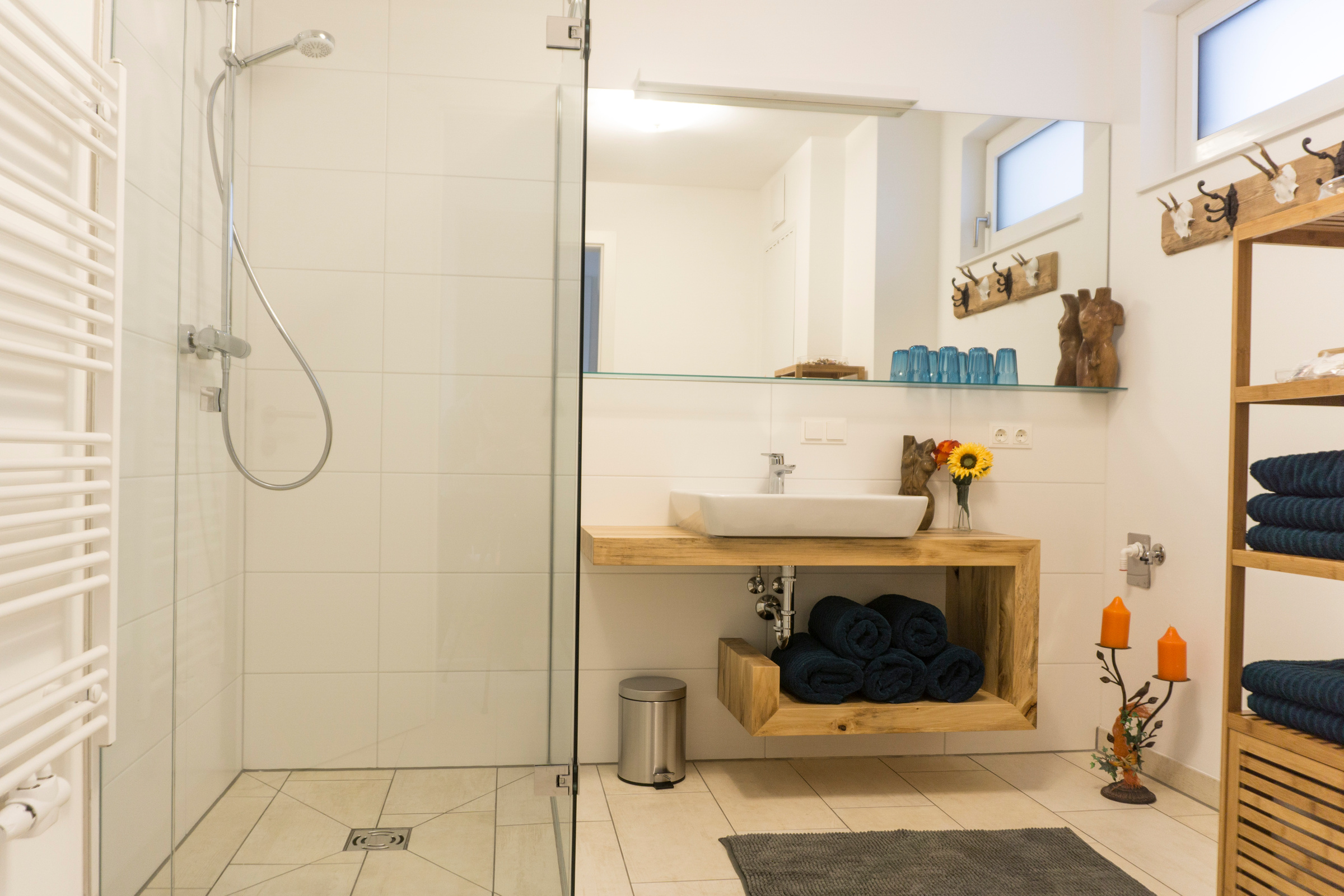 mit Regen-Dusche und Waschbecken