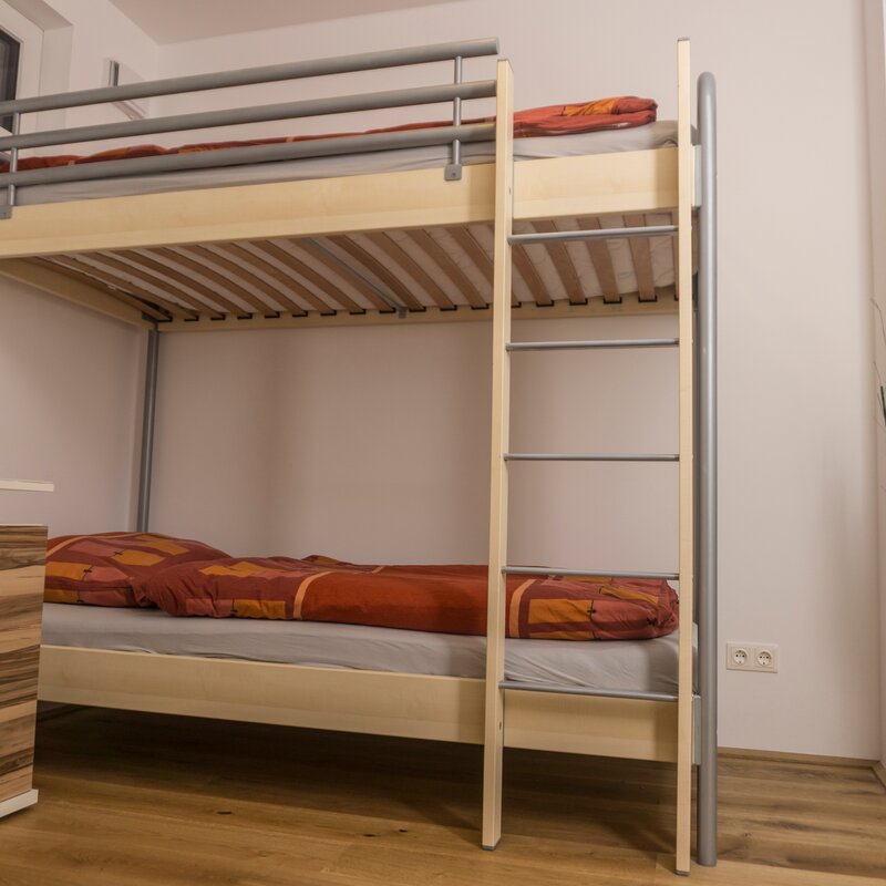 mit Stockbett und Schreibtischc