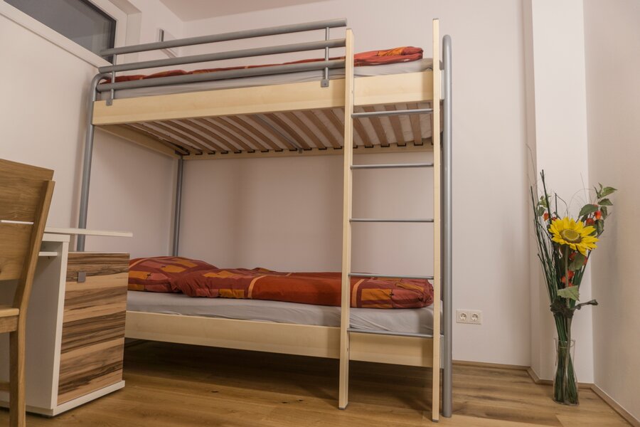 mit Stockbett und Schreibtischc