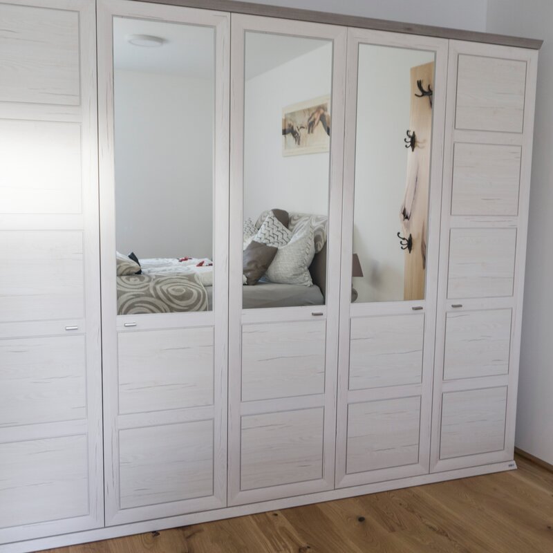 Vierteiliger Schrank