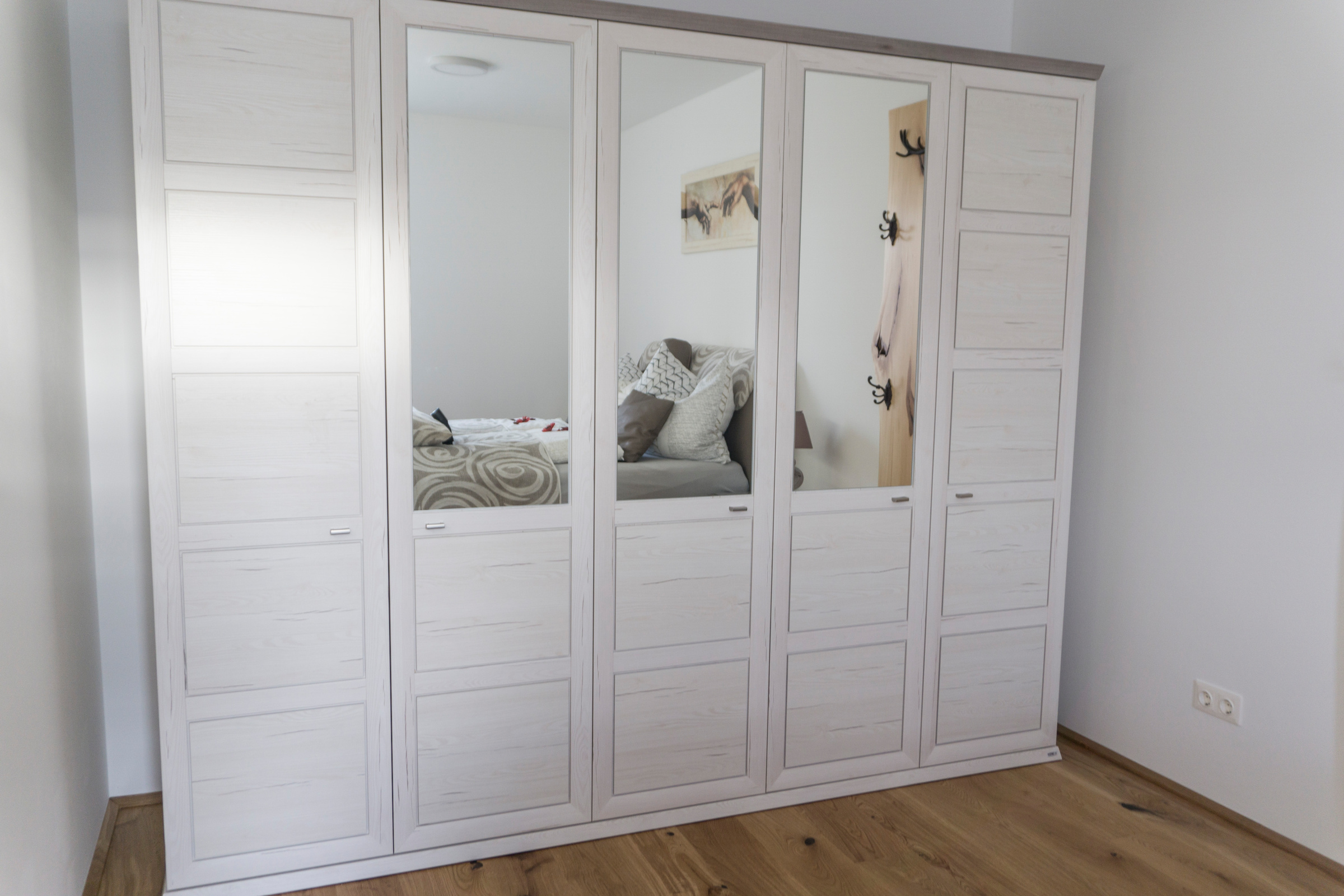 Vierteiliger Schrank