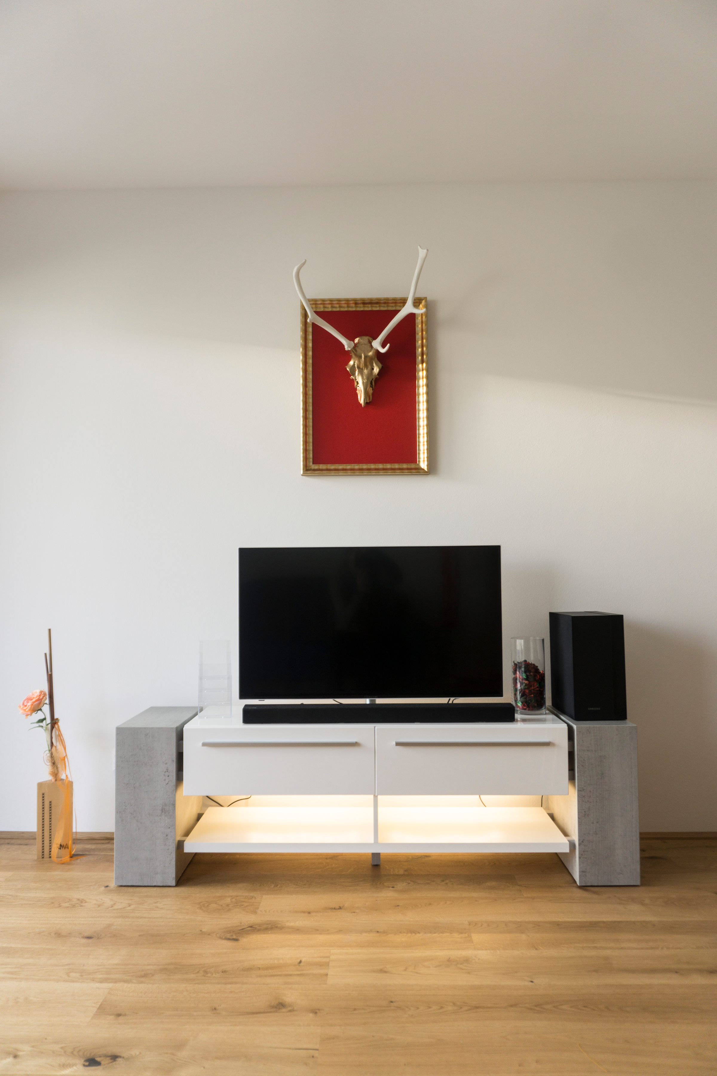 mit Fernseher und Soundbar