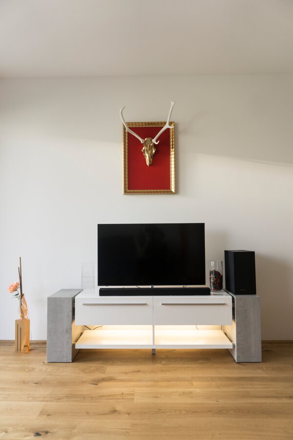 mit Fernseher und Soundbar