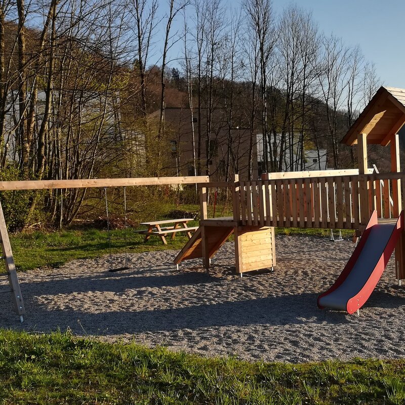 mit Schaukel und Rutsche
