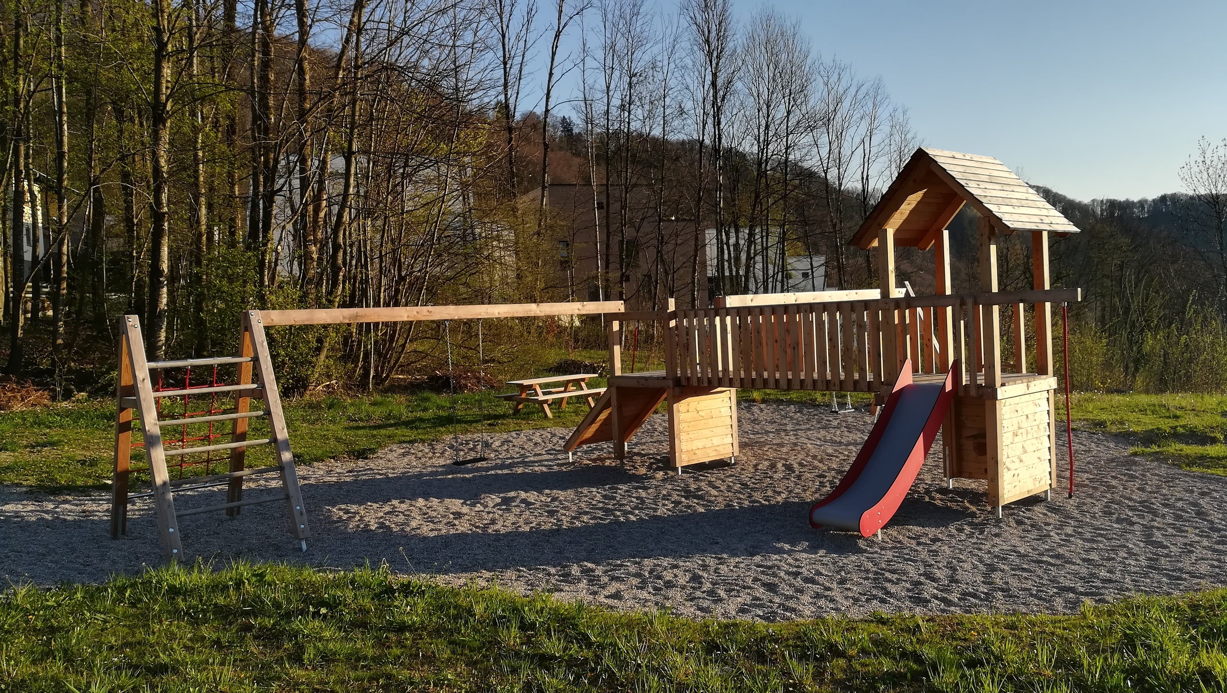 mit Schaukel und Rutsche