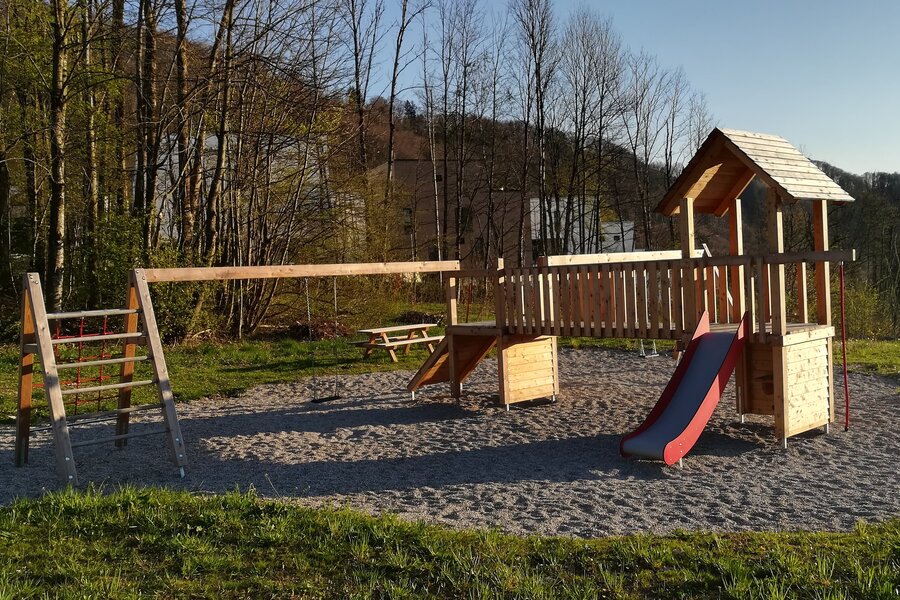mit Schaukel und Rutsche