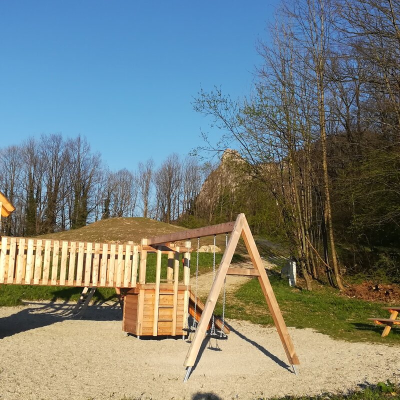 mit Spielturm und Sitzgelegenheit