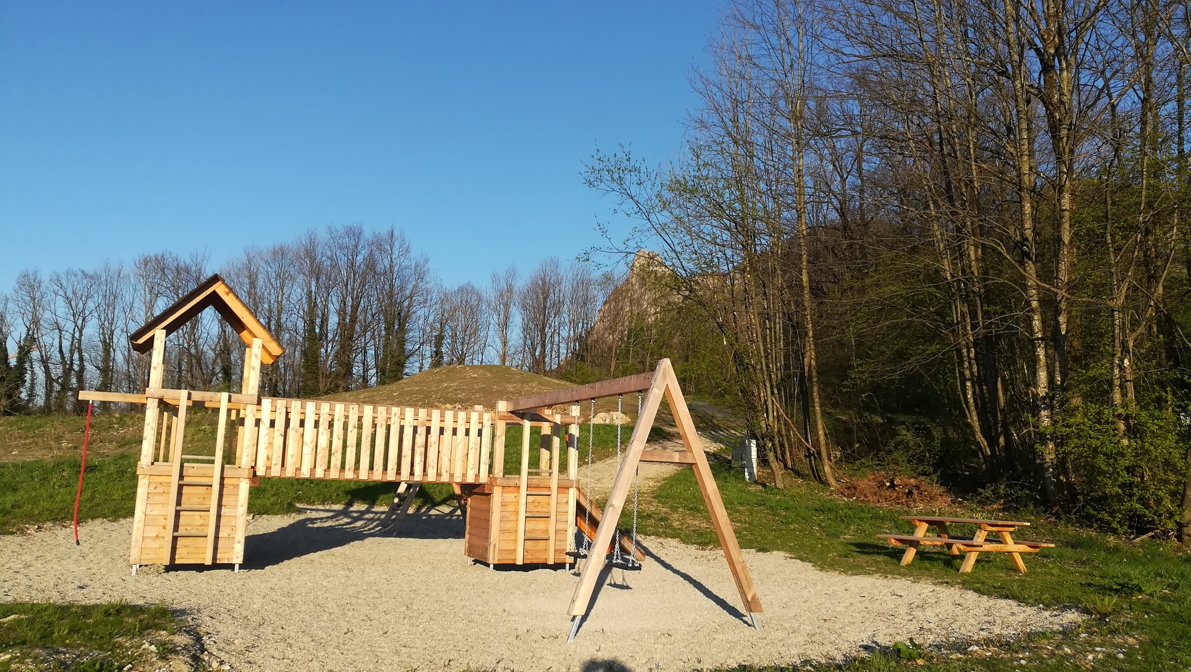 mit Spielturm und Sitzgelegenheit