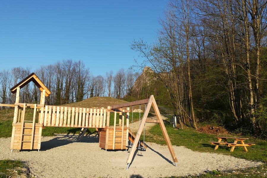 mit Spielturm und Sitzgelegenheit