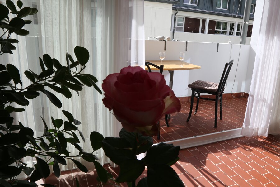 Zwei Original Thonets laden zum Frühstück auf dem Balkon | © Martin Sigmund