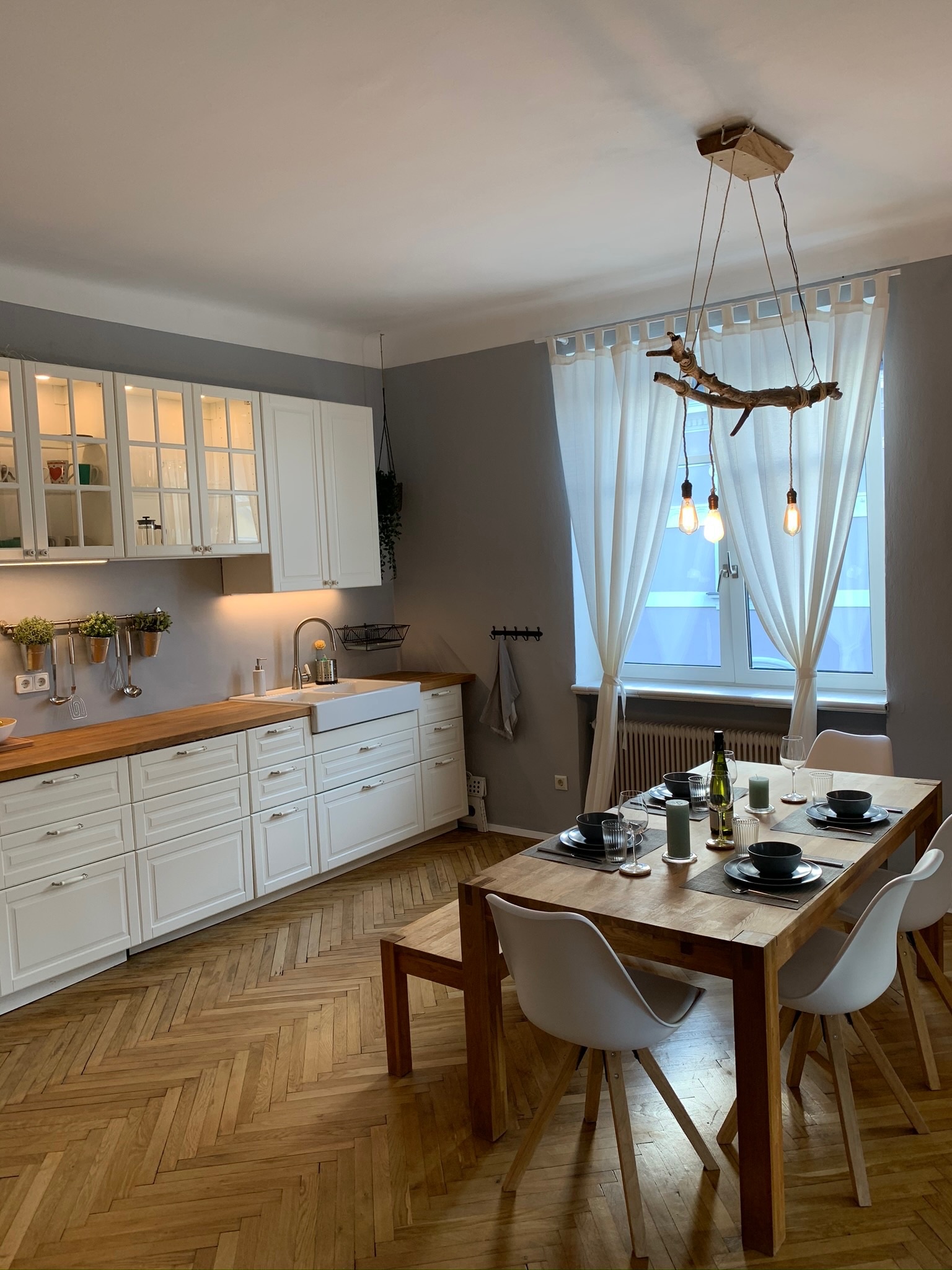 Eat-in Kitchen 