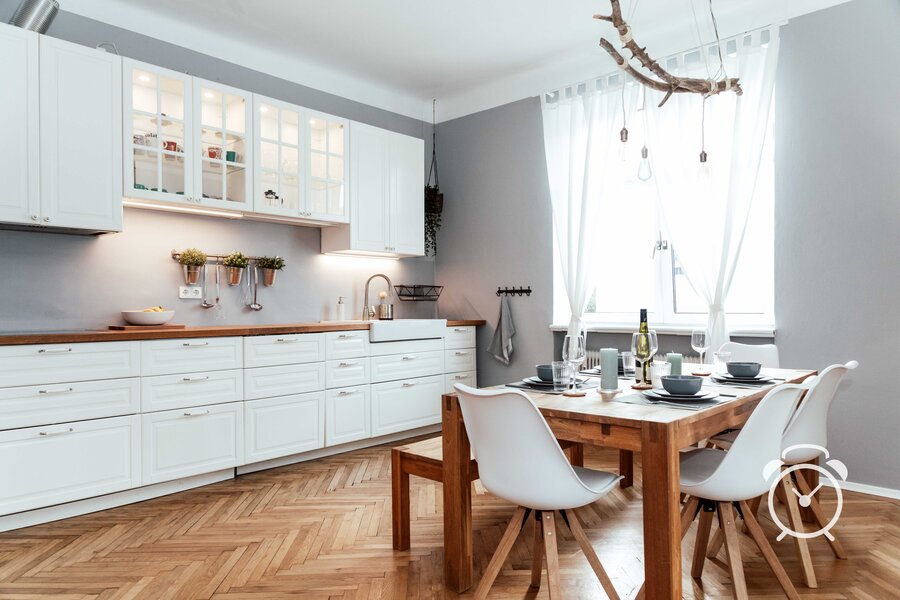 The eat-in kitchen 