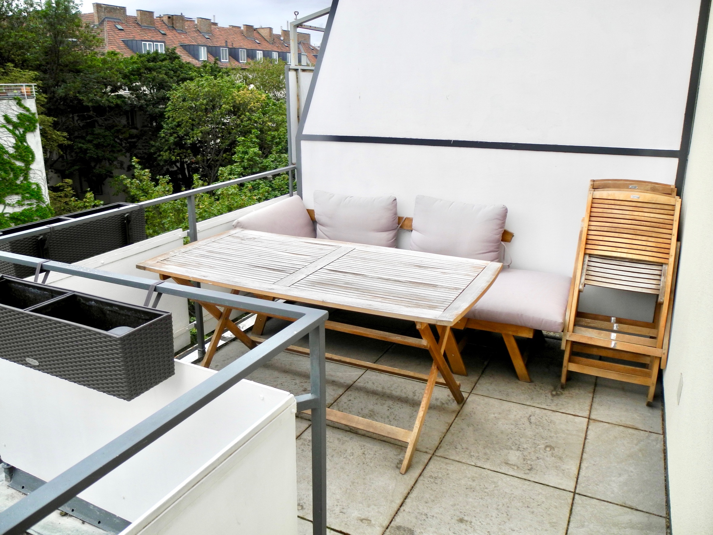 terrace with dining table, bench and chairs | © Tillbert Strahl