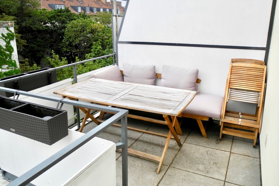 terrace with dining table, bench and chairs | © Tillbert Strahl