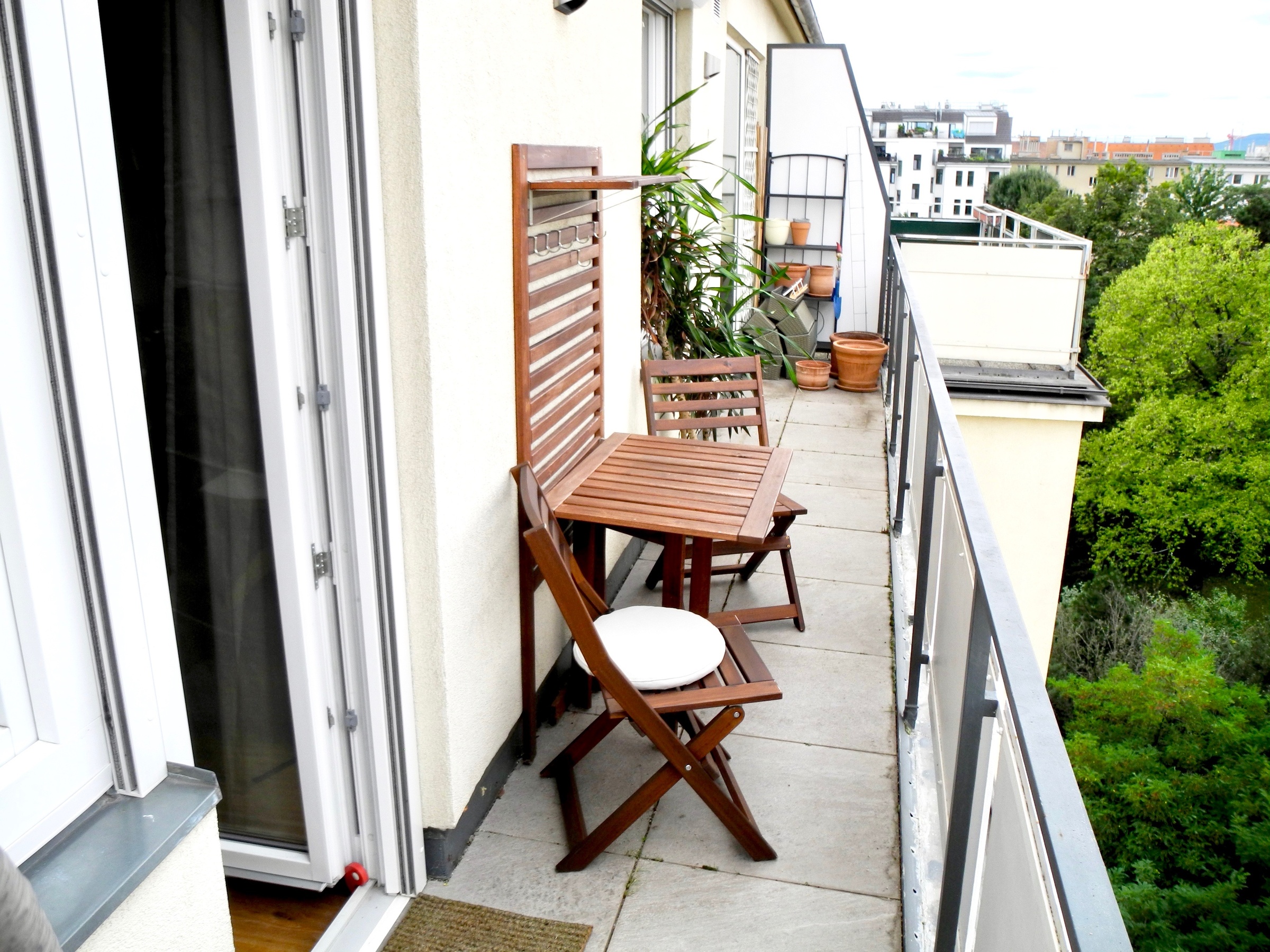 balcony with dining table and chairs | © Tillbert Strahl