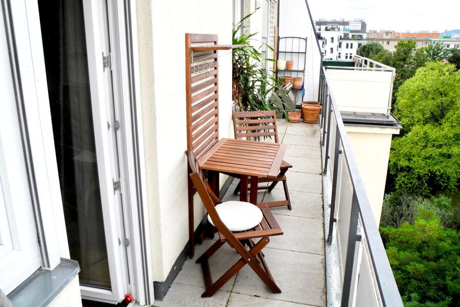 balcony with dining table and chairs | © Tillbert Strahl
