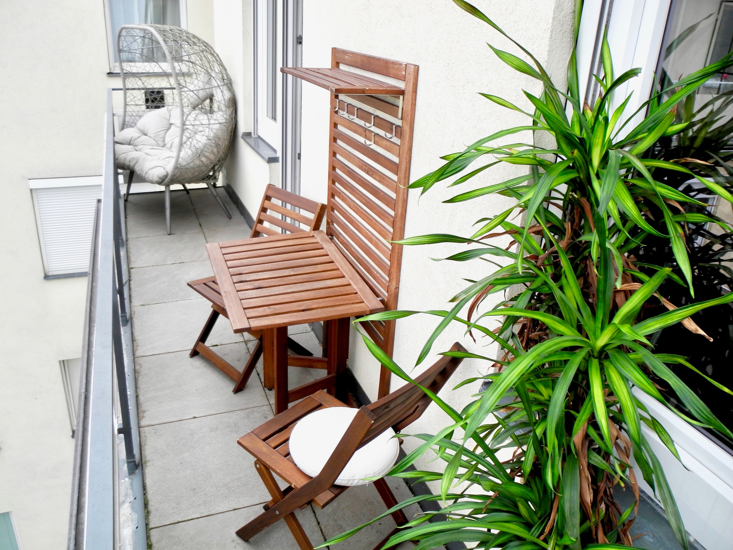 balcony with a wicker chair | © Tillbert Strahl