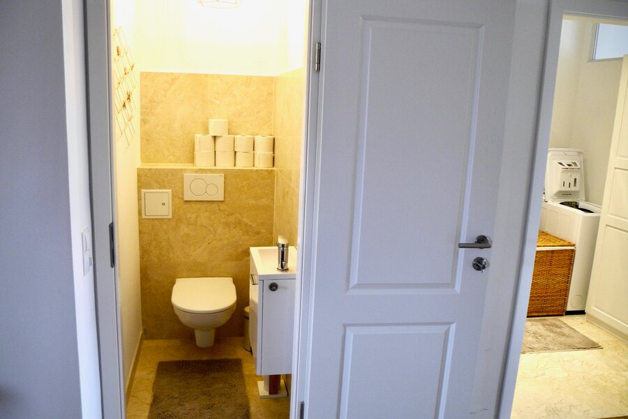 toilet and bathroom (separately accessible) | © Tillbert Strahl