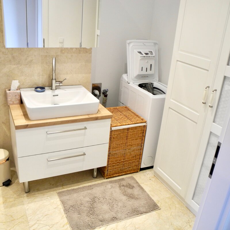 bathroom with bathtub, shower, mirror cabinet, laundry basket, washing machine and closet | © Tillbert Strahl