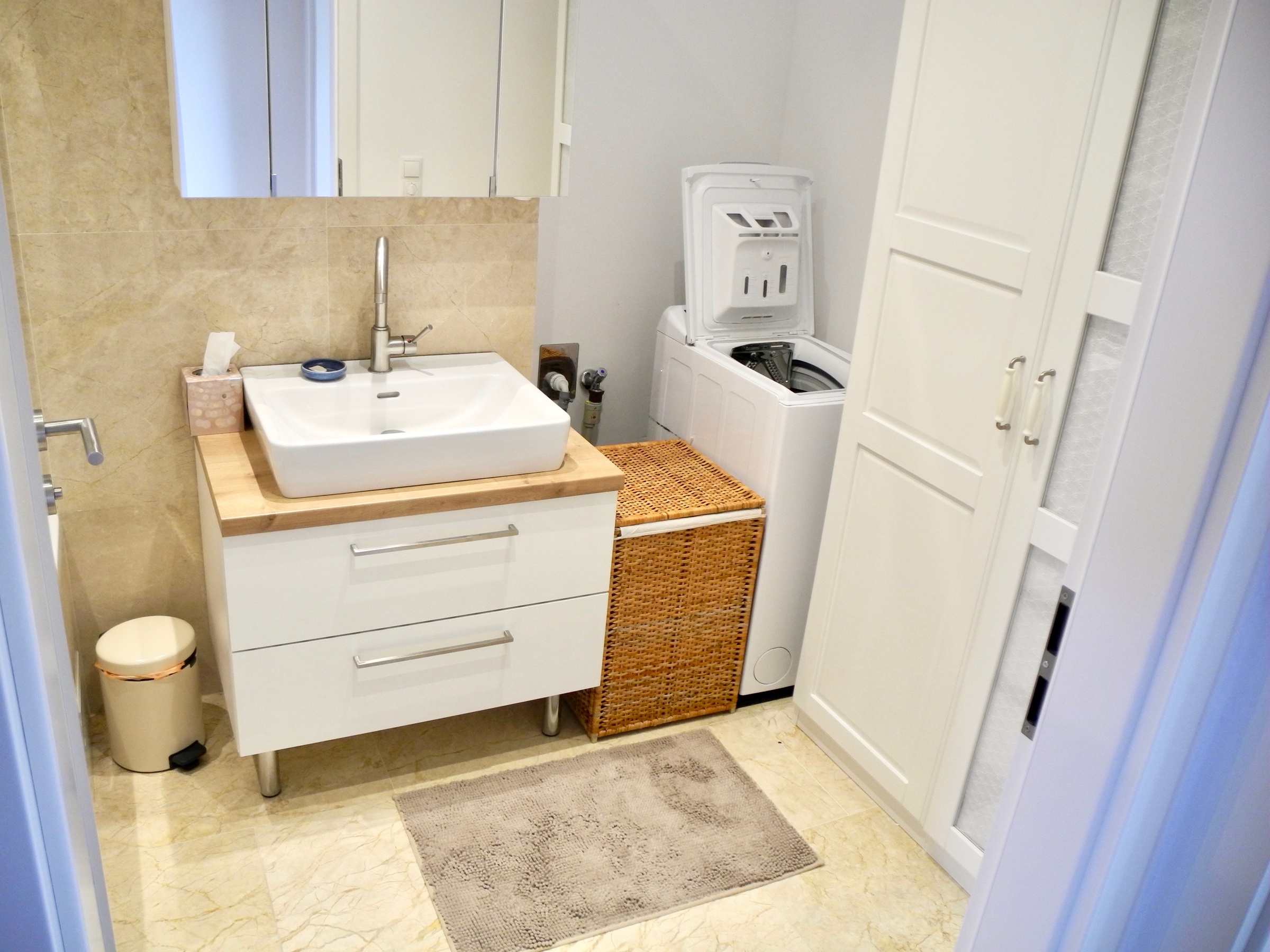 bathroom with bathtub, shower, mirror cabinet, laundry basket, washing machine and closet | © Tillbert Strahl