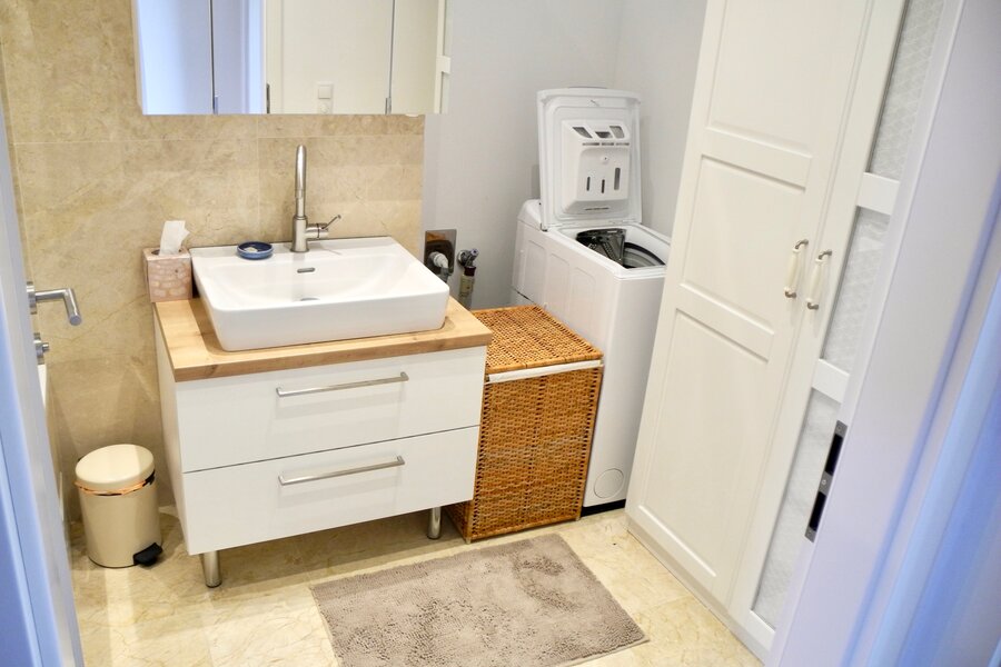 bathroom with bathtub, shower, mirror cabinet, laundry basket, washing machine and closet | © Tillbert Strahl