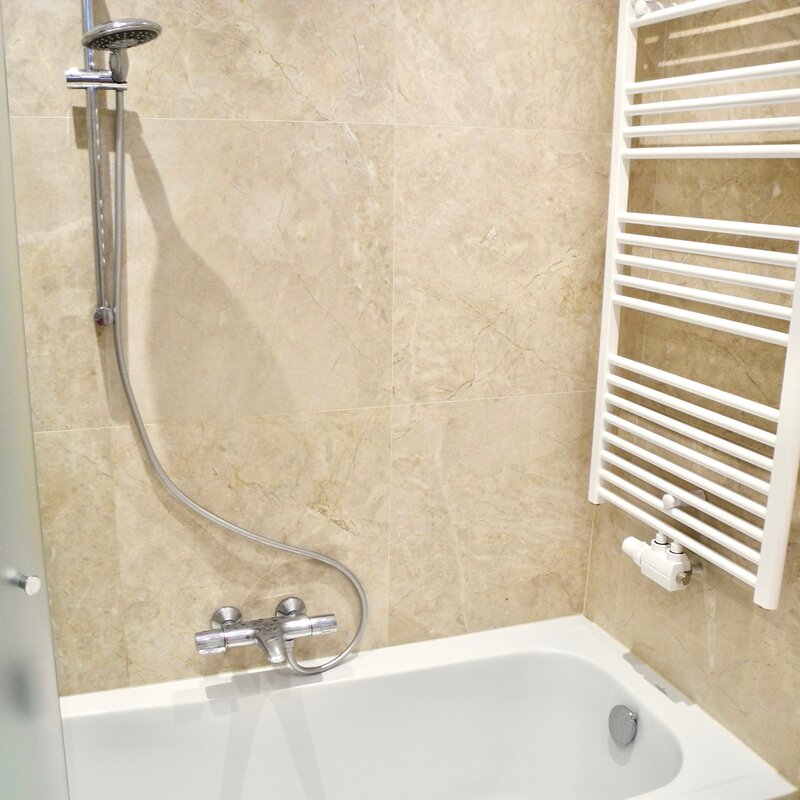 bathtube with shower and glass wall | © Tillbert Strahl